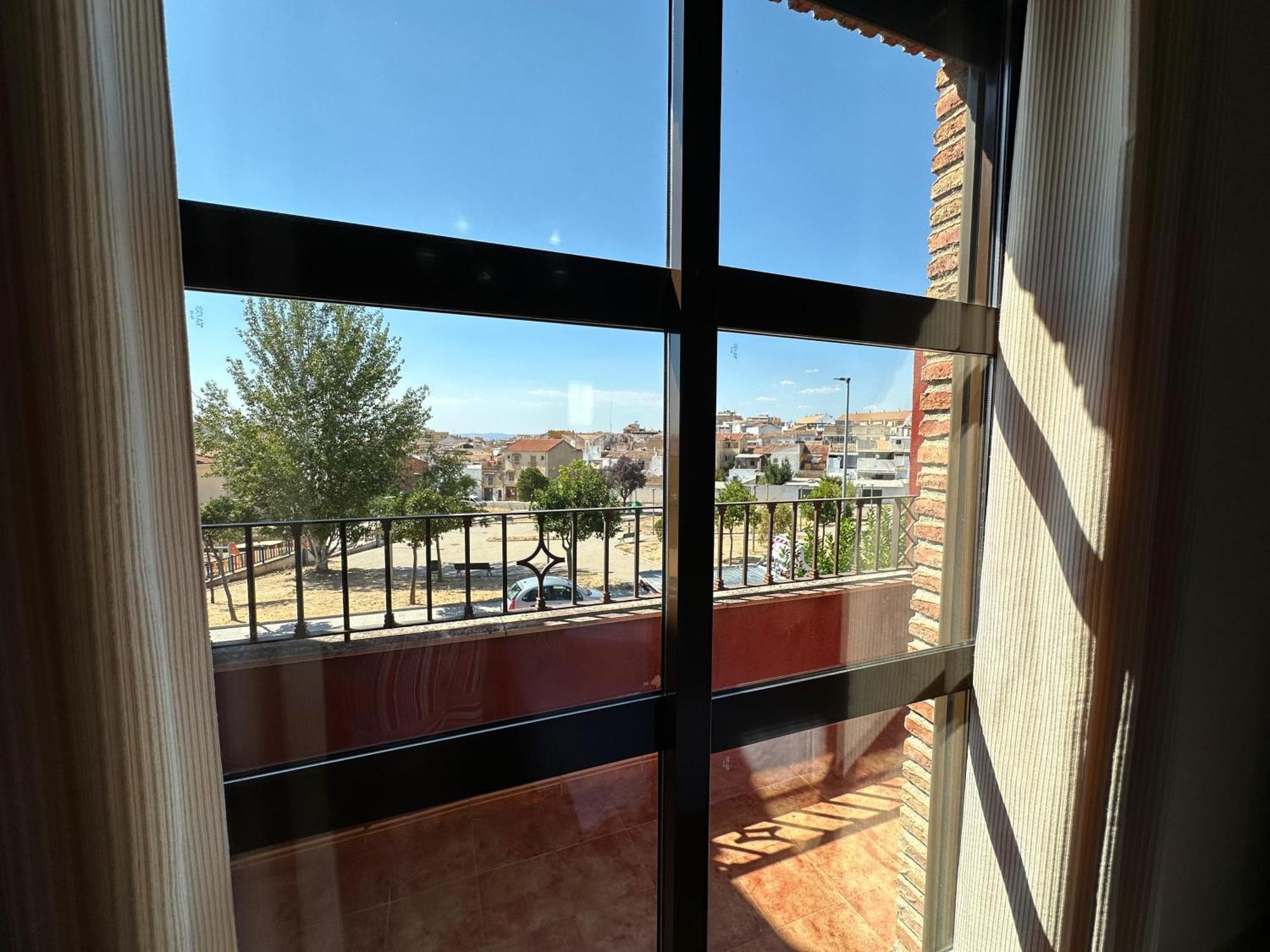Casa Grande De Tres Plantas Con Parking Gratis Villa Linares  Buitenkant foto